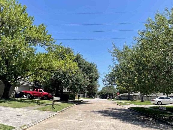 Exterior Neighborhood (street photo)