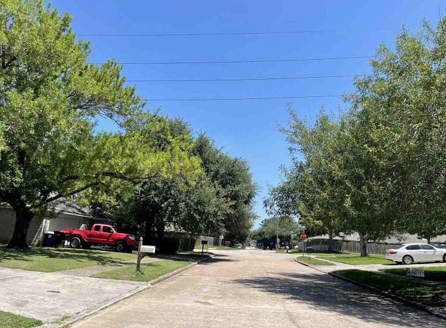 Exterior Neighborhood (street photo)