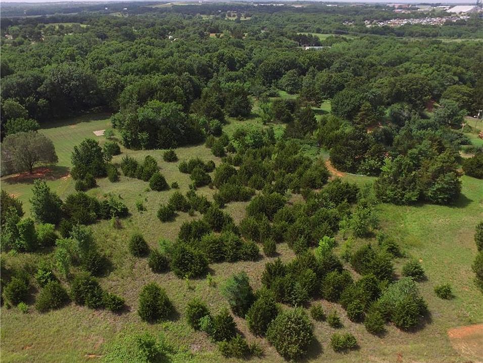 2nd image of 925 Willow Creek Dr