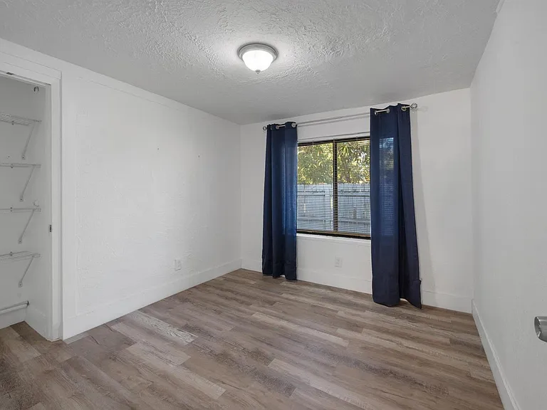 836 SW 13th Ct — Photo 9
