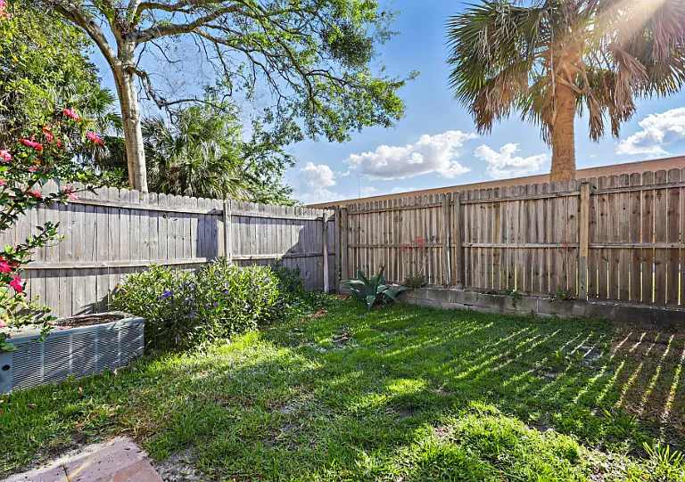 2505 Waters Edge Dr — Photo 2