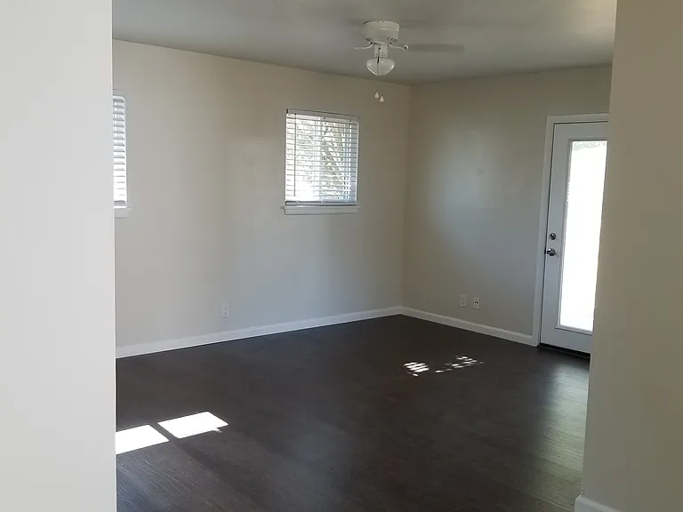 515 Warwick Dr — Photo 5