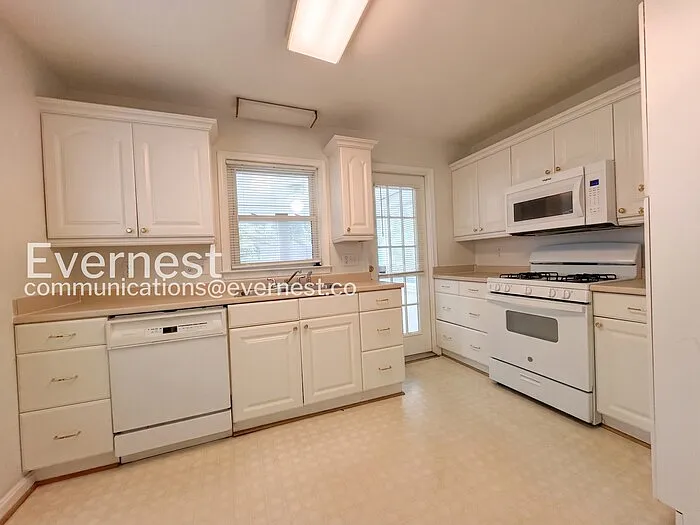5427 Varnum St — Photo 2