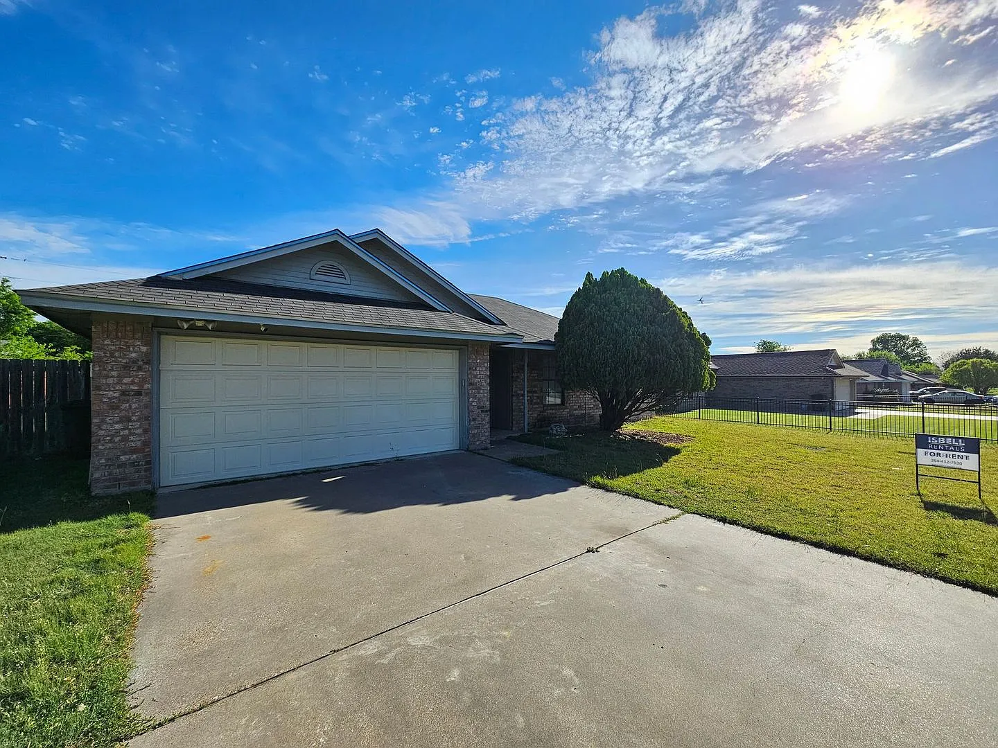 Huge Rent Reduction & Available Now! — Photo 2