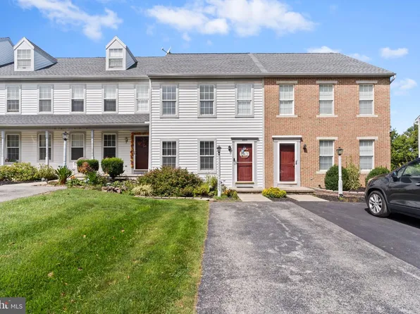 2853 Woodmont Dr, York, PA 17404