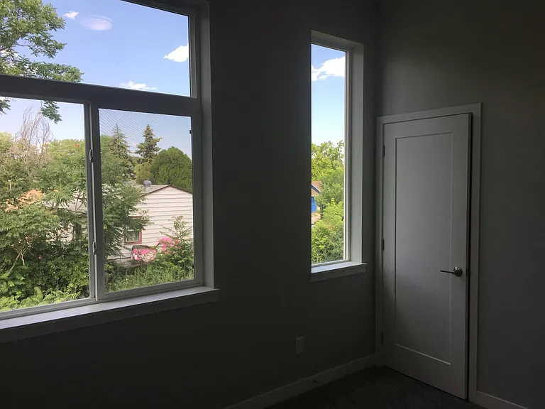 2nd bedroom w/ 10 ft. ceiling