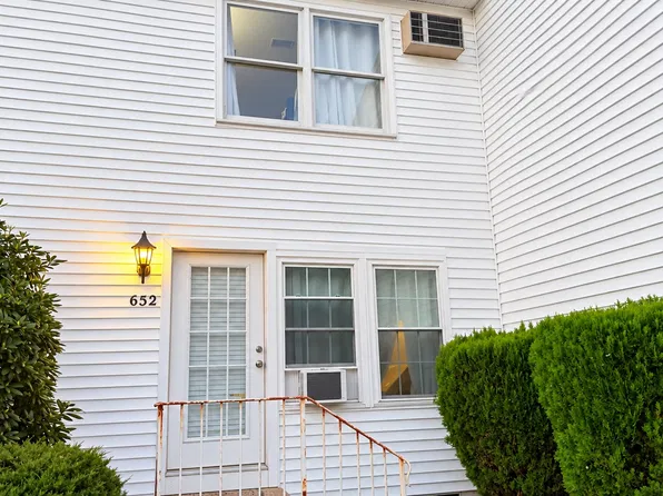 652 Windwood Dr, Tiverton, RI 02878