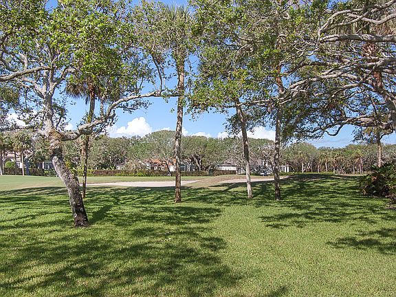5th image of 341 Sea Oak Dr