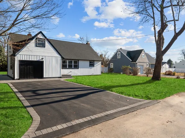 22 Guilette Place, Amityville, NY 11701