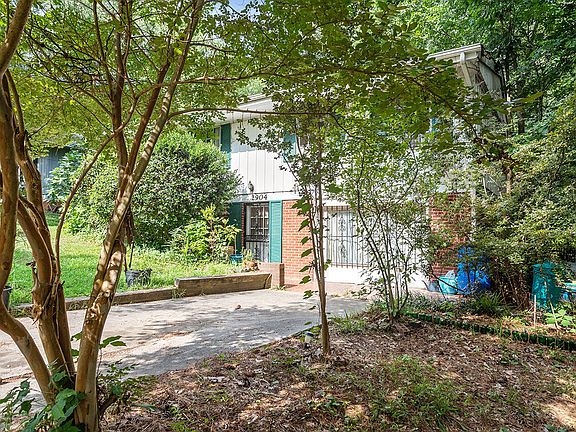 3rd image of 2904 Sprucewood Dr