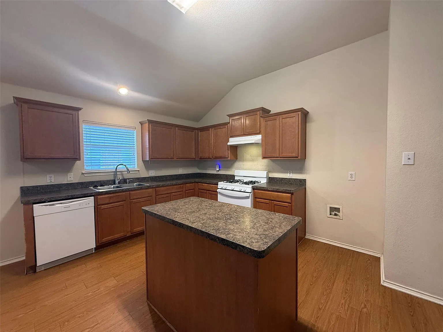 3 bed, 2.0 bath, 1730 sqft, $1,845 — Photo 4