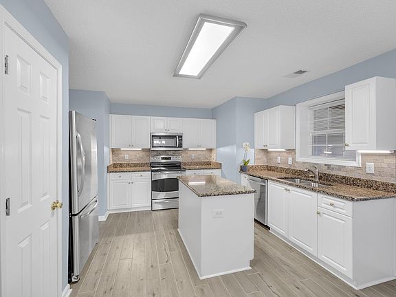 4th image of 22 Crossview Dr