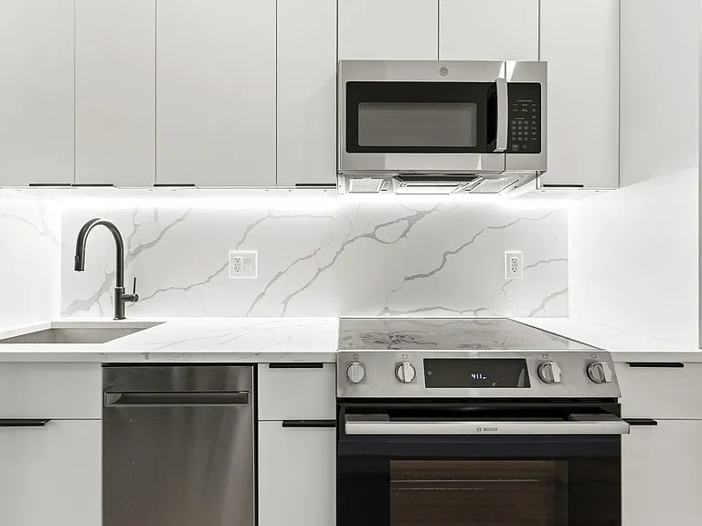 146 Nelson St #4 — Photo 2