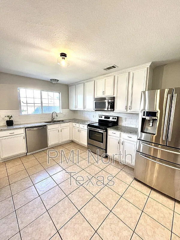 3 bed, 2.0 bath, 1567 sqft, $2,400 — Photo 3