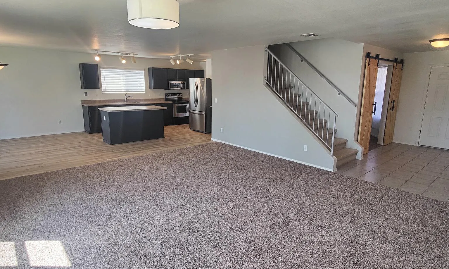 5 bed, 2.5 bath, 2886 sqft, $2,600 — Photo 2