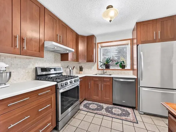 6807 NW 37th Ave NE, Calgary, AB T1Y 4Y7