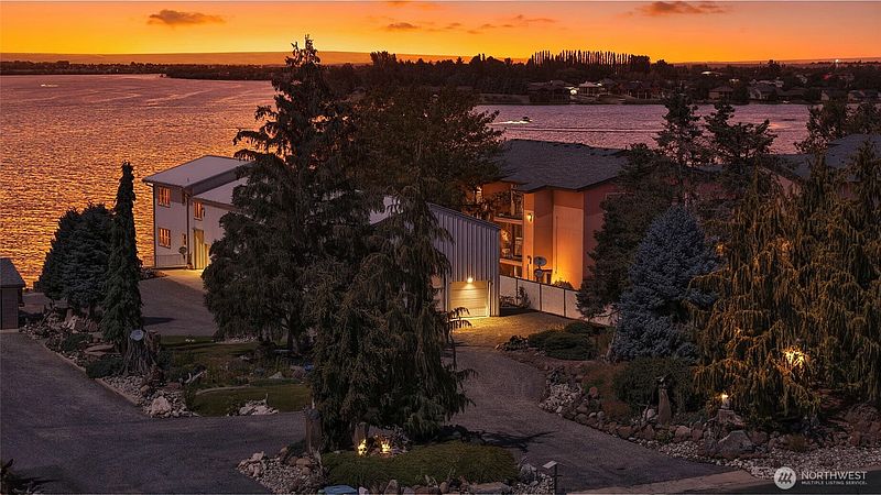 2nd image of 2922 W Marina Drive