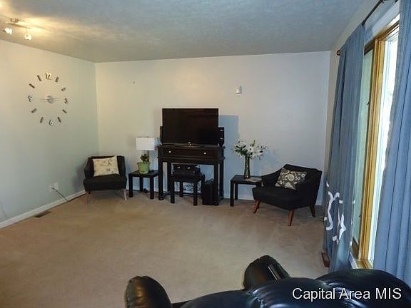 5th image of 6 Oakwood Dr