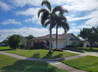 13736 Barberry Dr, Wellington, FL 33414