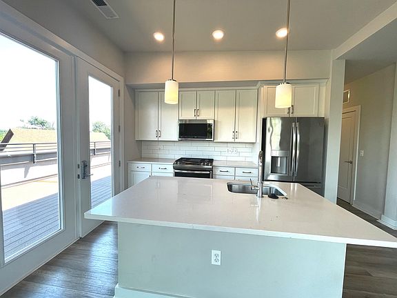 2nd image of 1800 Mount Vernon Ave #405