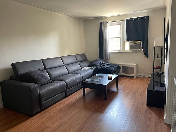 3rd image of 31 Dongan Ave Floor 2