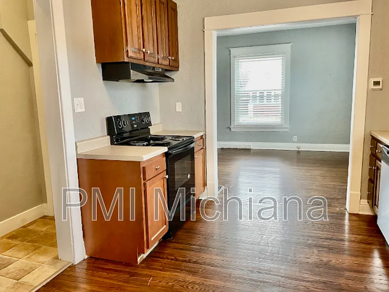 1226 E Madison St — Photo 13