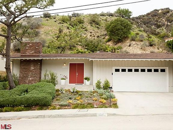 5th image of 3163 N Beachwood Dr