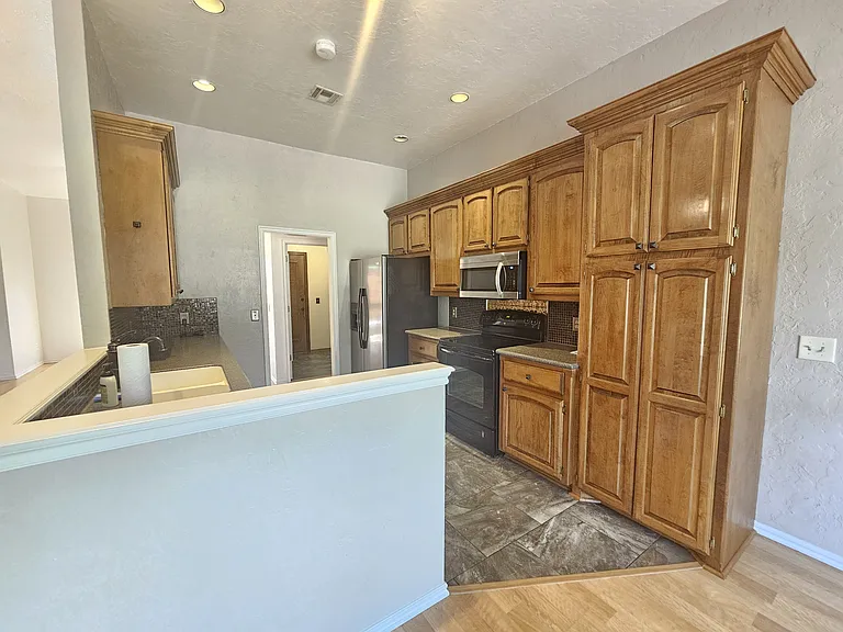 7 NW Forest Ln — Photo 8