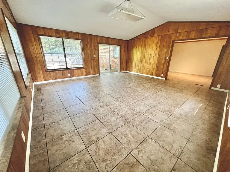 2112 Great Oak Dr — Photo 7