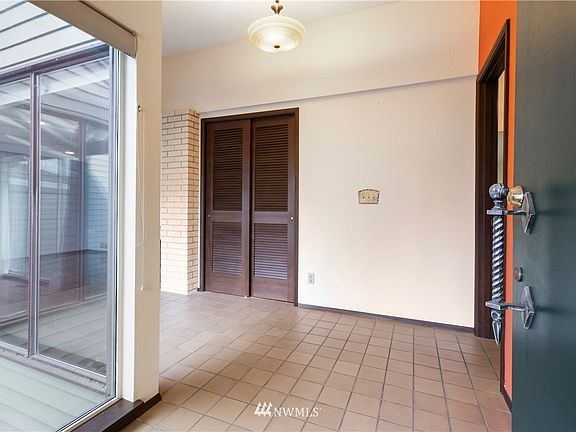 Nice & bright entry way