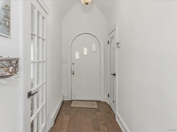 (undisclosed Address), East Rockaway, NY 11518