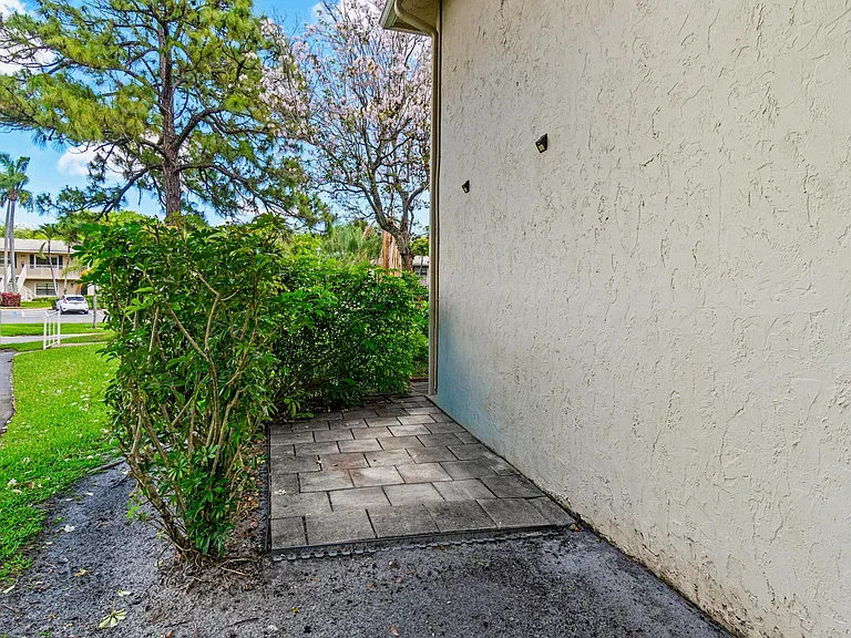 46 Stratford Ln W #D — Photo 29
