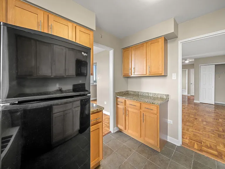 100-york-apartment-y920-8r