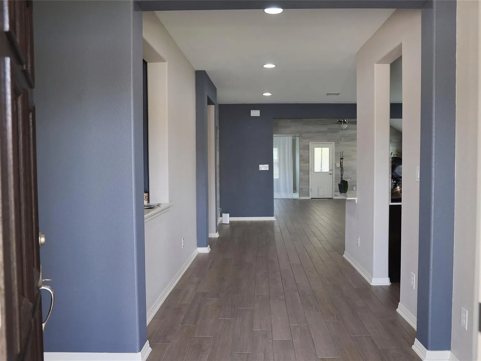 3 bed, 2.0 bath, 2327 sqft, $2,395 — Photo 3