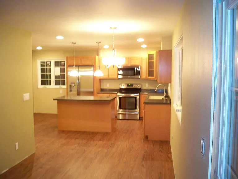 912 Hawthorne Dr — Photo 2