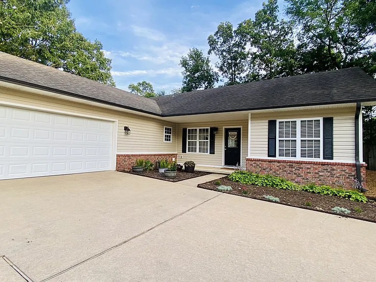 350 Plum Hollow Blvd — Photo 1