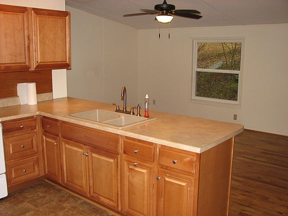 Sink and bar next den