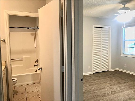 5th image of 501 E Island Square Dr