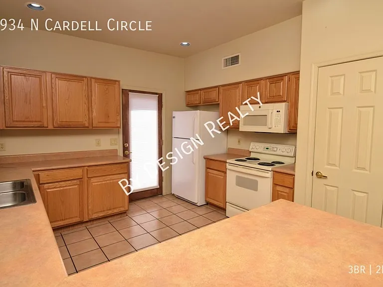2934 N Cardell Cir — Photo 8