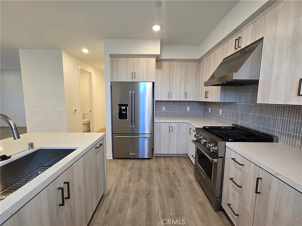 2 bed, 2.5 bath, 1371 sqft, $3,950 — Photo 4