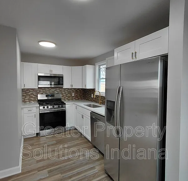 3445 163rd St — Photo 2