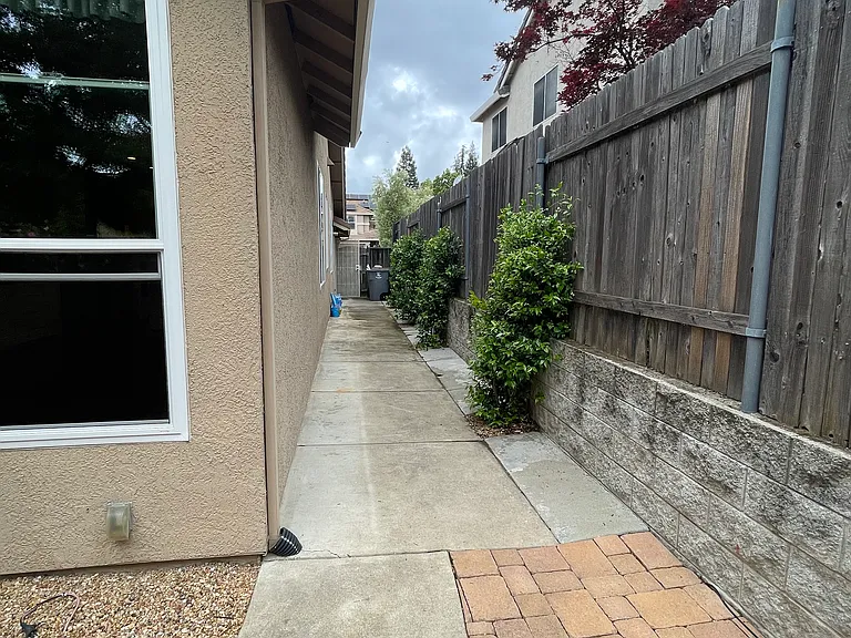 1213 Regina St — Photo 36
