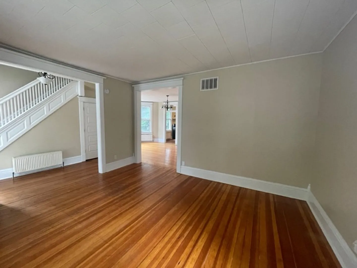 Large 3 Bedroom W/Basement and Garage — Photo 4