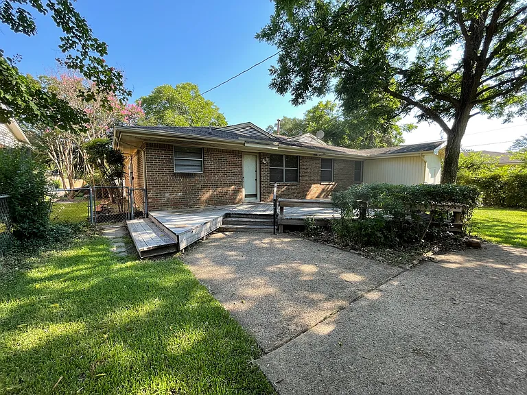 1303 Northlake Dr — Photo 25