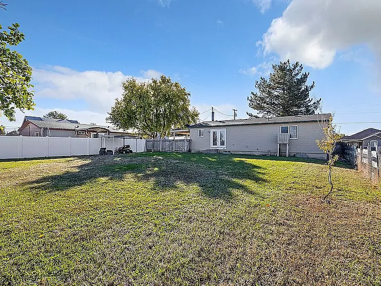 710 Taylor St W — Photo 28