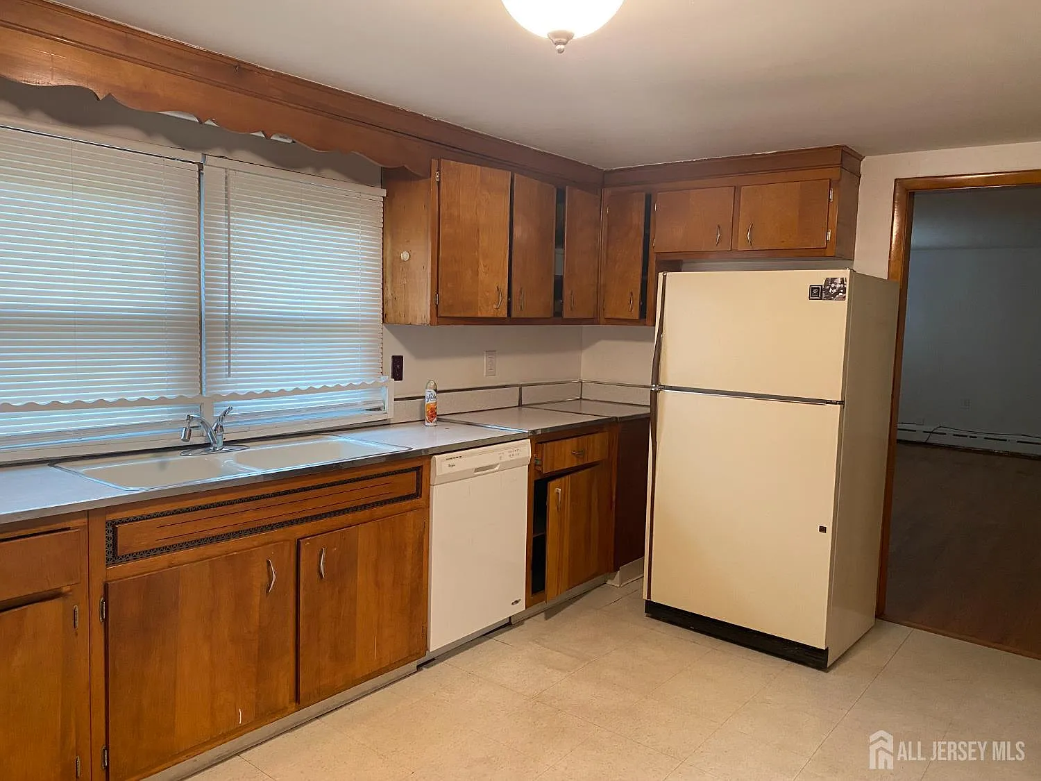 3 bed, 1.0 bath, 2448 sqft, $2,500 — Photo 4