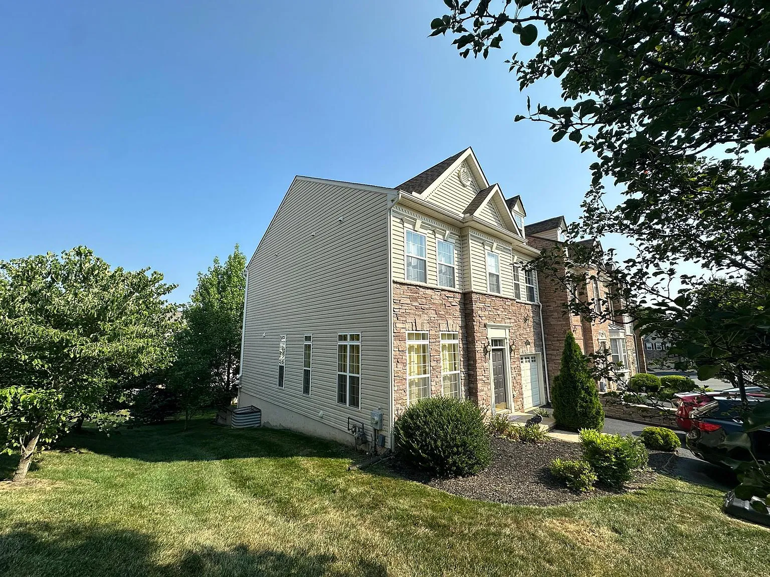 4 bed, 3.5 bath, 3300 sqft, $3,800 — Photo 3
