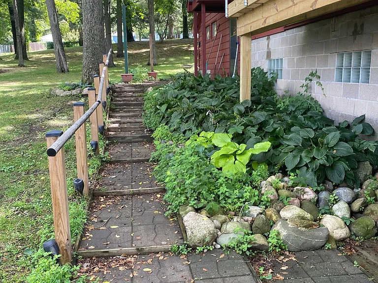 1224 Burlington Dr — Photo 3