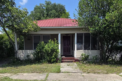 1705 Queen St Photo 1