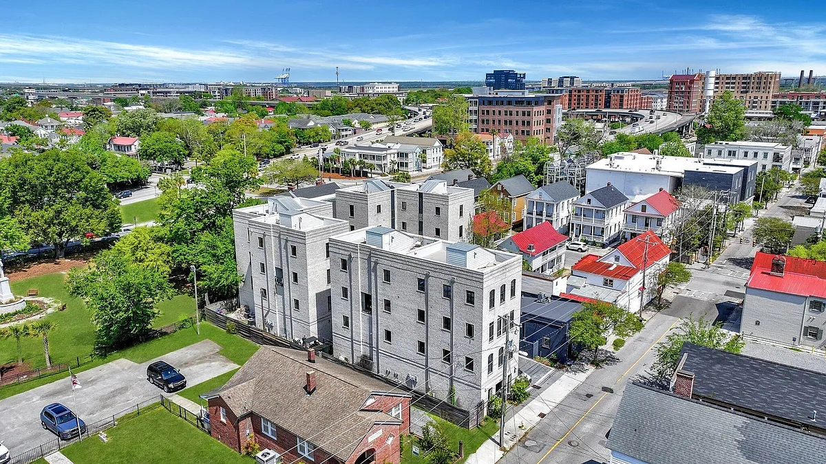 Building Photo - 102 Line St #D